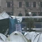 Das schneebedeckte Refugee Protest Camp im Sigmund Freud Park